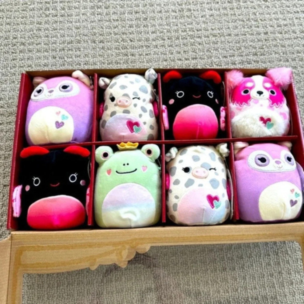 Squishmallows set:includes 8 -5” squishmallow characters New